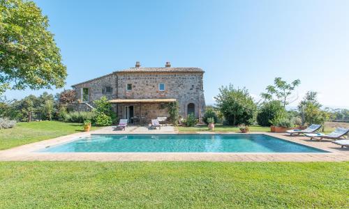 Casa del Piano Valle dei Calanchi in front of Civita Di Bagnoregio