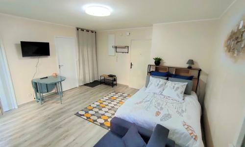 Lovely flat nearby Paris fully redone with free parking on premises and balcony