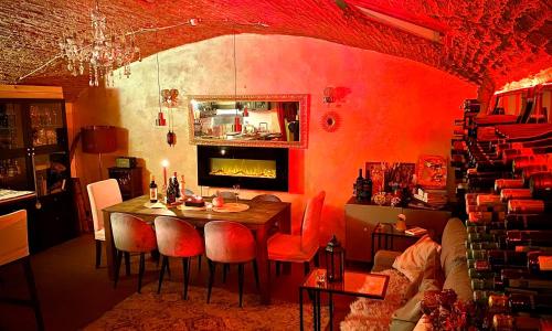 La Cave Rouge - Secret wine cellar in the center