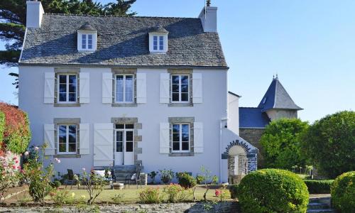 Charming villa above the beach, Locquirec