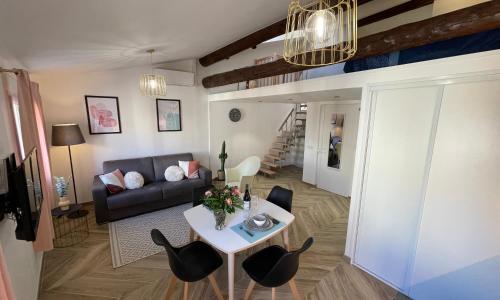 Nice Renting - MASSENA - LOFT - HEART of VIEIL ANTIBES - THE MARKET WITH SEA VIEW