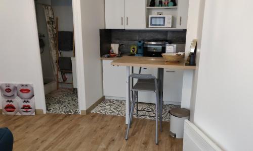 Studio cosy - proche gare & centre-ville - stationnement - cour intérieure table & chaises