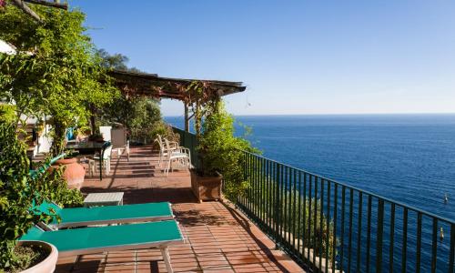 Unique, waterfront Villa la Madonnina for 6, waterfront, pool, parking