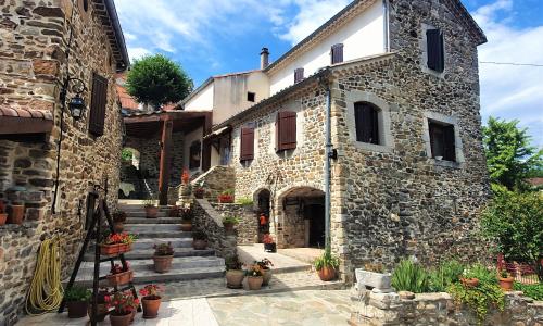 Mes Maisons, Two Luxury Gites for 8 or 5 guests with Private Swimming Pool Aircon Laundry Disco or Play Room free WiFi and Linen and Dog's are Welcome