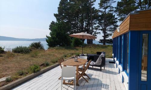 Holiday home in a secluded location surrounded by the sea, Hanvec