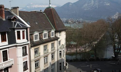 Very nice flat with terrace in the heart of Annecy Old Town - Welkeys