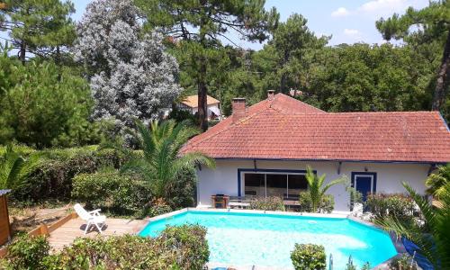 Villa L'OUSTAL avec piscine entre lac et océan pour 8-10 personnes