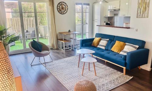 7 minutes Disney/Netflix/Terrace/Car park