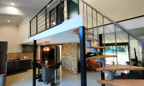 Maison piscine jeux à la campagne