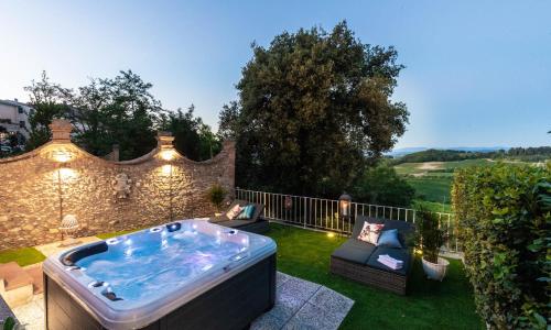 Villa Chianti, your Secret 4 Bedrooms Retreat with View over the Vineyards in Marcialla