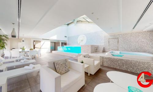 THE POOL HOUSE Cannes