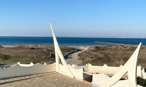 As21522 - P2 climatisé avec belle vue sur la Mer avec piscine et parking privé