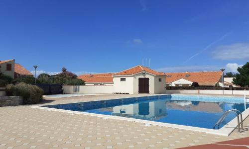 Maison avec piscine commune à 800m de la plage