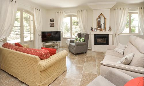 Beautiful Home In Eygalires With Kitchen
