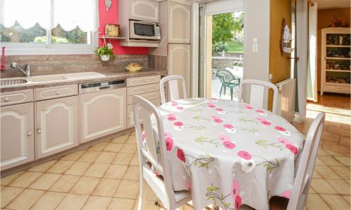 Stunning Home In Pujaut With Kitchen