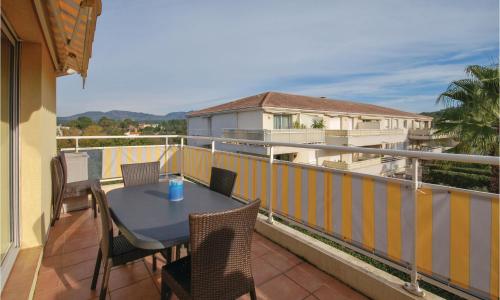 Gorgeous Apartment In Saint Raphael With Kitchen