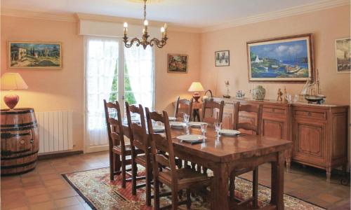 Cozy Home In Ploneour-lanvern With Kitchen