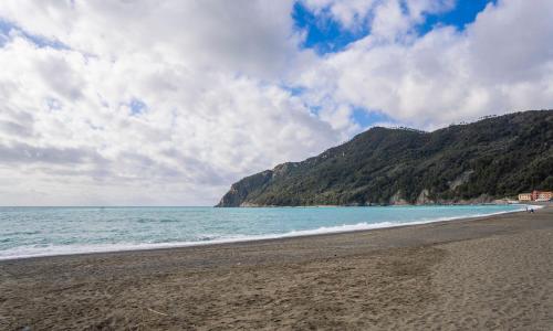 008 - Casa RIVA Vista Mare di fronte alla Spiaggia e Mare