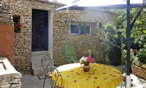 Charming stone Tiny House with private terrace, Villes-sur-Auzon