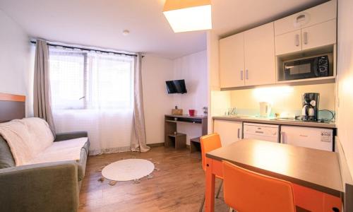 Air-conditioned apartment near the beaches with swimming pool & parking