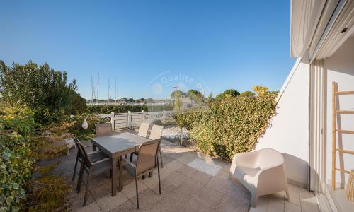 AS20113 - P2 Cabine, jardin avec belle vue sur le chenal et les bateaux