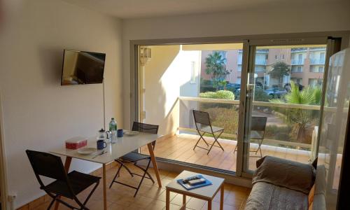 Hélios 24, T2 climatisé, parking, terrasse, 500m plage