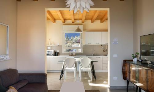 Casa con ampio terrazzo, vista lago e giardino