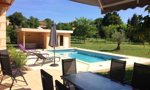 Villa de 4 chambres avec piscine privee spa et jardin clos a Prayssac