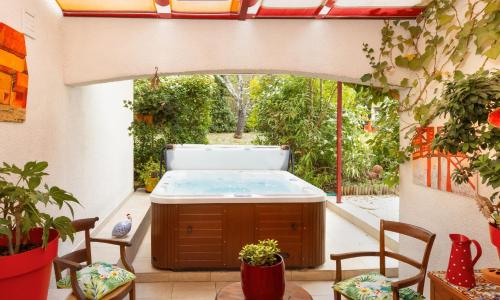 Sumptuous House Of 120m With Garden And Jacuzzi