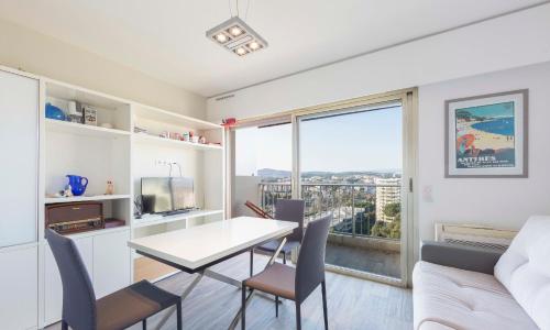 Studio with a panoramic view at the last floor of the residence with a pool