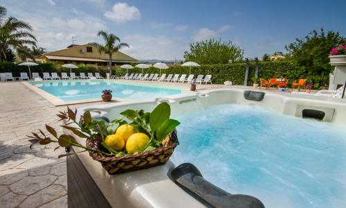 Villa in recidence a 100 metri dal mare con servizio di piscina a 100 metri vicino Cefalu