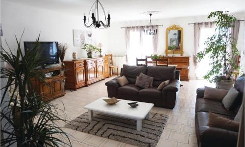 Cozy Home In Creissan With Wifi