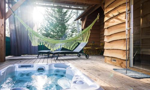Charmante Cabane dans les arbres avec jacuzzi et sauna