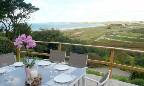 Holiday home with panoramic sea views, Plonévez-Porzay