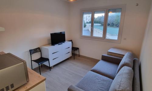 STUDETTE DERRIERE HOTEL MARTINEZ