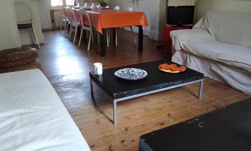 Grande maison ancienne simple et spacieuse.