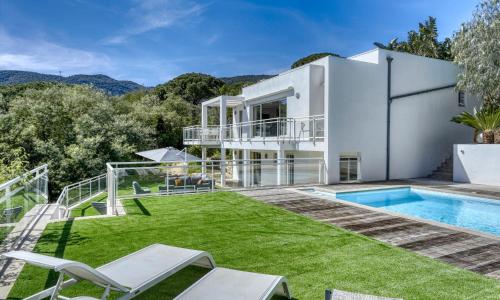 Beautiful contemporary villa with sea view, heated swimming pool, near Saint Tropez