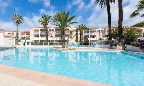 1 bedroom apartment in a residence with a swimming pool and a parking spot