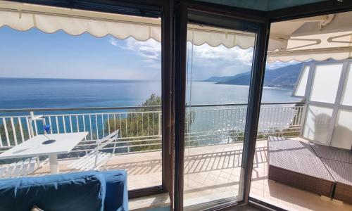 Cliffside apartment with stunning Riviera views