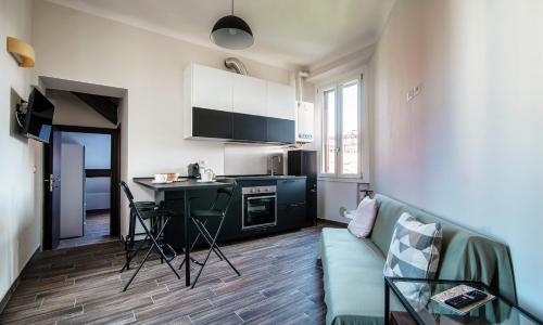 JOIVY Stylish Flat, 5-Minute Metro Trip to Centre