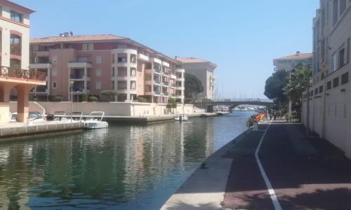 Sur le quai de port fréjus