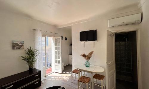 Studio rénové dans le coeur du vieil Antibes wifi climatisation