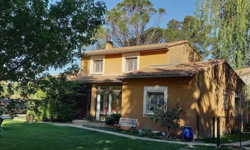 Logement lumineux, entièrement rénové avec jardin