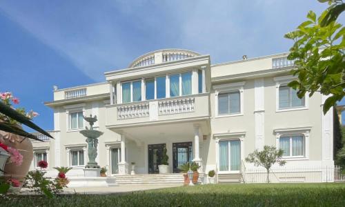Villa Bianca a few steps by the sea with exclusive garden & jacuzzi