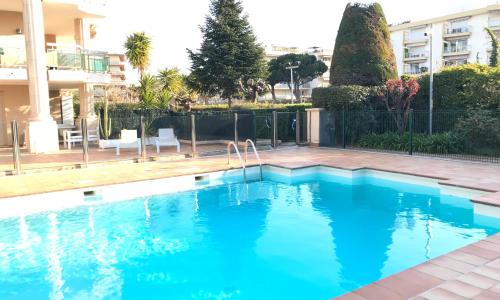 Studio en rez de jardin en bord de mer avec piscine