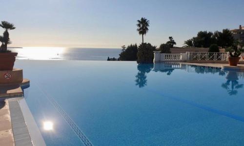 Magnifique 2p piscine terrasse aperçu mer parking