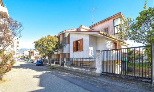 3 Bedroom Gorgeous Home In Reggio Calabria