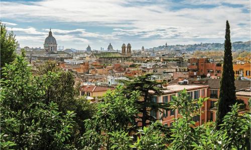 Stunning Apartment In Roma With Kitchen