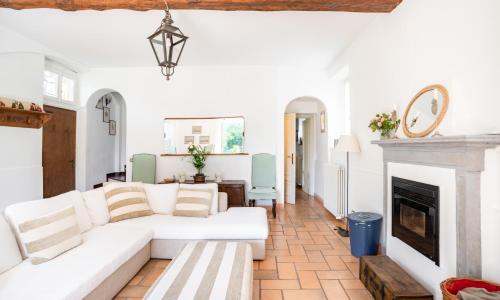 Bright APT surrounded by greenery with parking