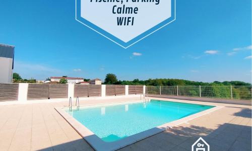 La Baignade de Montaigu, piscine et garage couvert